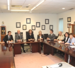 Sus Majestades los Reyes junto al presidente de la Xunta de Galicia y la ministra de Fomento, duranta la reunión en la que fueron informados por el eq